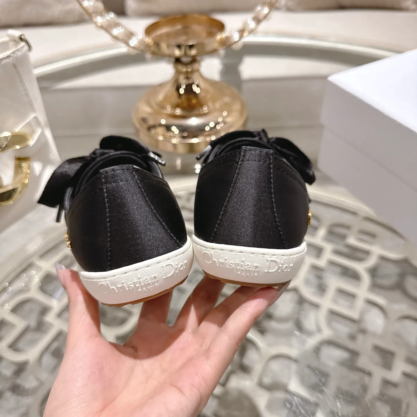👟👟Ex-factory price 520👟👟 DIOR Dior's 2025 latest lucky satin casual shoes thin-soled shoes. Many celebrity Internet celebrities planted Chanristian Dior logo buckles. The designer really understands the needs of girls in summer. This new product Lucky thin-soled shoes are as cute as her name. The thin sole + shallow mouth design makes the whole pair of shoes very light and easy to wear. Fabric: Satin with wide satin laces of the same color. They are so beautiful that they are speechless in the sun. The soft shoe body looks like stepping on clouds with socks and culottes. It is windy and lazy when walking. It gives you the "effortless" elegance when you take a shot. Outsole: Original molded TPU outsole Size: 35-41 (41 is custom-made and cannot be returned or exchanged)